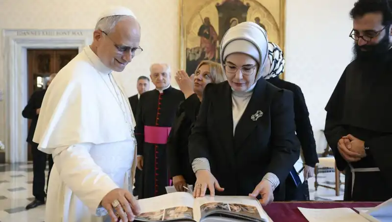 Emine Erdoğan ve Papa Leo’nun Tarihi Buluşması: Gazze Üzerine Kritik Görüşmeler