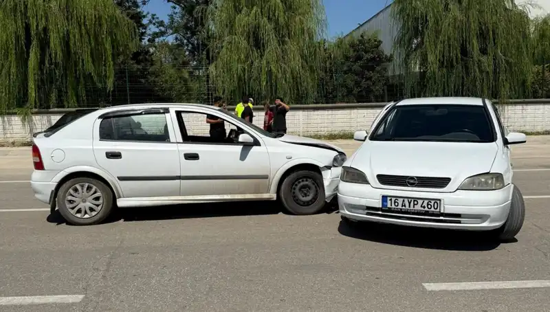 İki Otomobil Çarpıştı: Kaza Anı ve Yaralıların Durumu