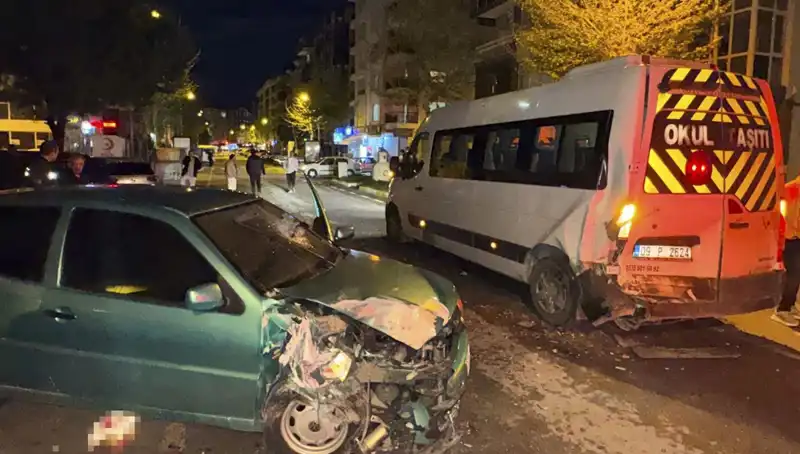 Otomobil Servis Minibüsüne Çarptı: Yaralıların Sağlık Durumu Merak Ediliyor