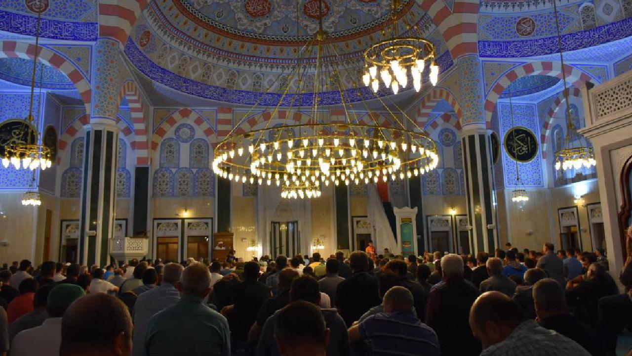 Regaib Kandili'nde Müslümanlar dualarla bir araya geldi