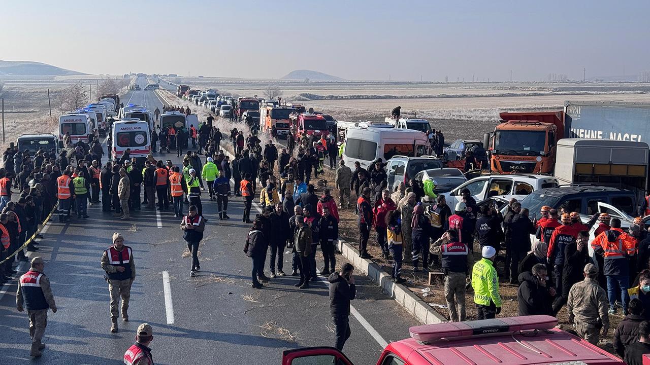 Van'da yoğun sis ve buzlanma nedeniyle zincirleme trafik kazası