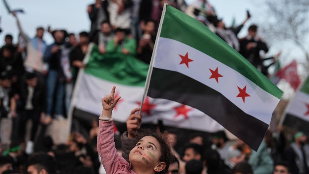 Suriye'de Yeni Bayrak Dalgalanmaya Başladı
