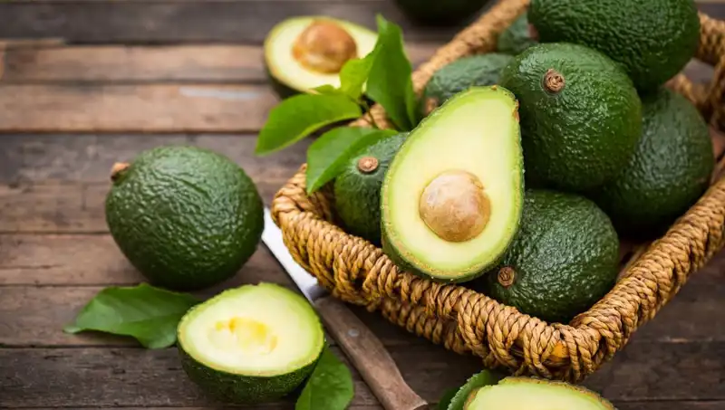 Avokado: Sağlıklı Bir Besin mi, Yoksa Dikkat Edilmesi Gereken Bir Tehlike mi?