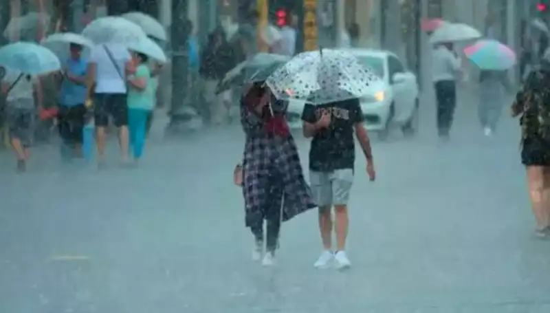 Meteoroloji'den Kritik Uyarı: Yangın Bölgesine Kuvvetli Rüzgar, İstanbul'a Sağanak Yağış
