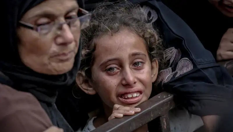 Gazze'nin Karanlık Yüzü: İsrail Askerleri Açlıkla Mücadele Edenlere Yemekleri Gömüyor