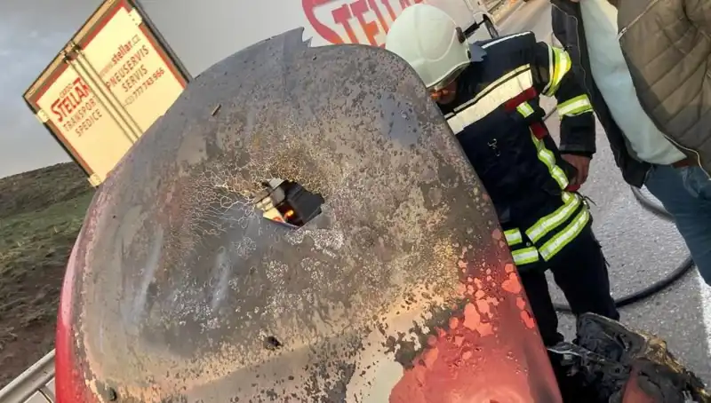 Seyir Halindeki Otomobilden Alevler Yükseldi: O Anlar Güvenlik Kamerasında