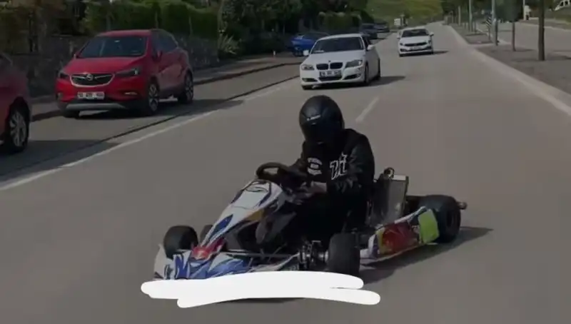 Gökyüzüne Dokunan Drift: Go-Kart Sürücüsünün Tehlikeli Oyunu
