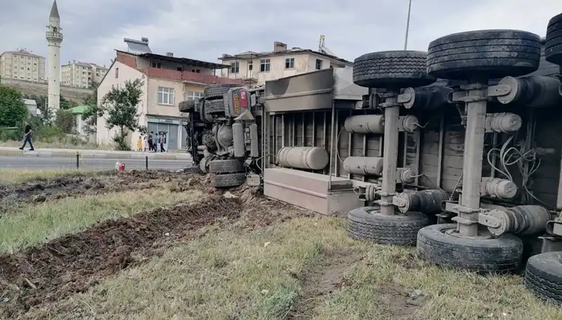 ** Erzurum’da Freni Boşalan TIR, Feci Kazaya Neden Oldu!**