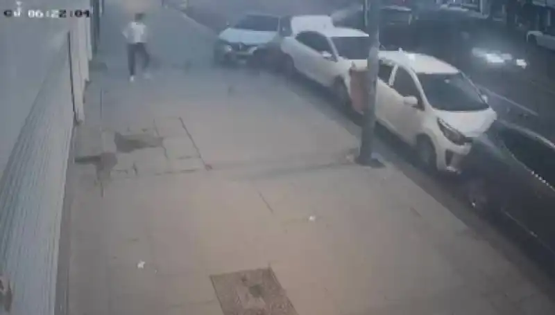 Direksiyon Hakimiyetini Kaybeden Şoför Park Halindeki Araçlara Çarptı