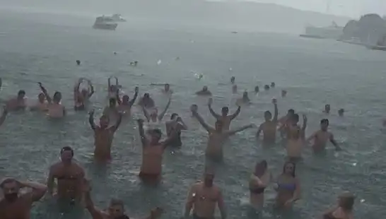 İstanbul'un Bebek Sahili'nde Yağmura Rağmen Deniz Keyfi Devam Ediyor!