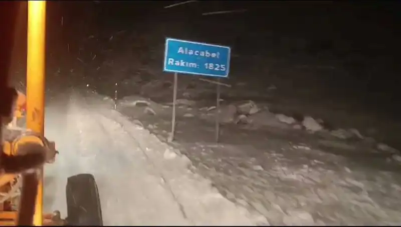 Antalya'da Beklenmedik Kar Sürprizi: Yerli ve Yabancı Turistler Şaşkın