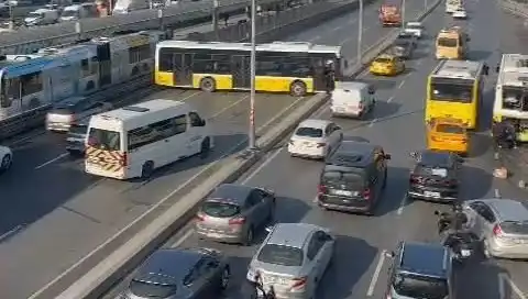 İETT Otobüsünün Karıştığı Zincirleme Kaza, Trafiği Felç Etti