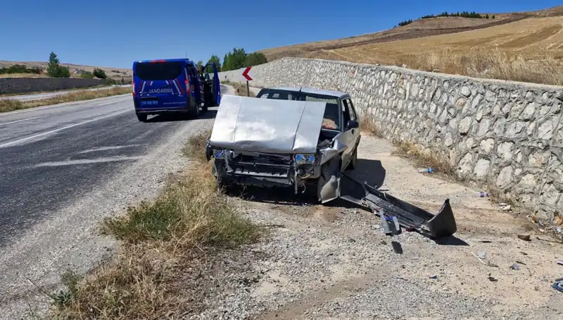 Kontrolden Çıkan Otomobil Duvara Çarptı: Şok Edici Kazanın Detayları