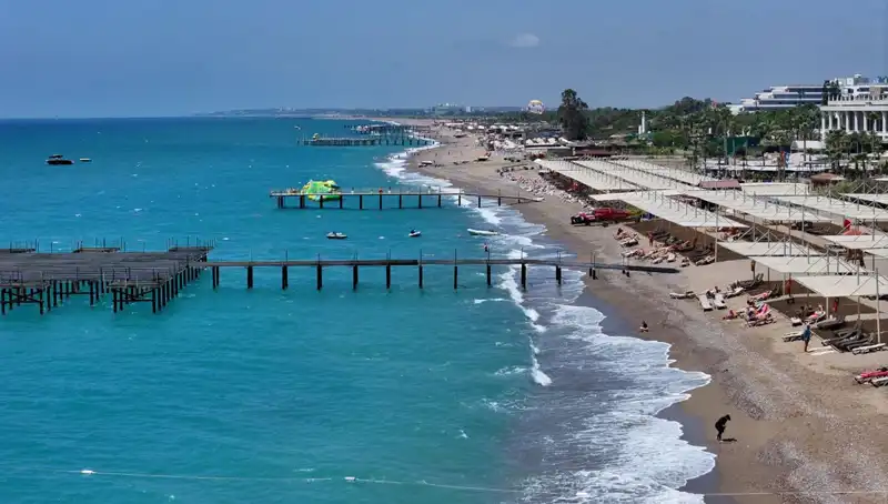 Antalya'da Güneşli Hava Keyfi: Plajlar Dolu, Tatilciler Mutlu