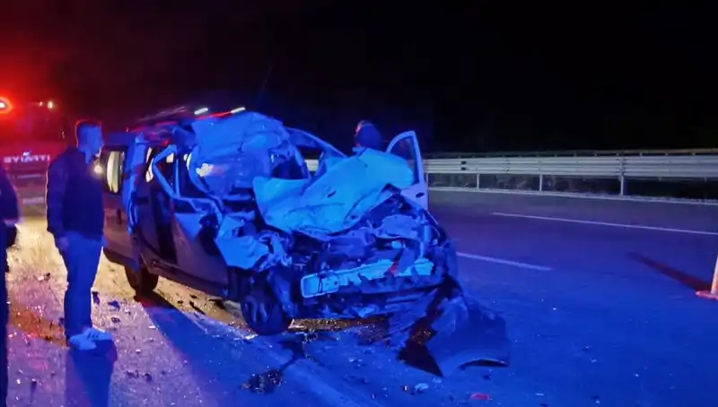 Hızla Seyreden Araç TIR’a Çarptı: Otoyolda İnanılmaz Kaza Detayları!