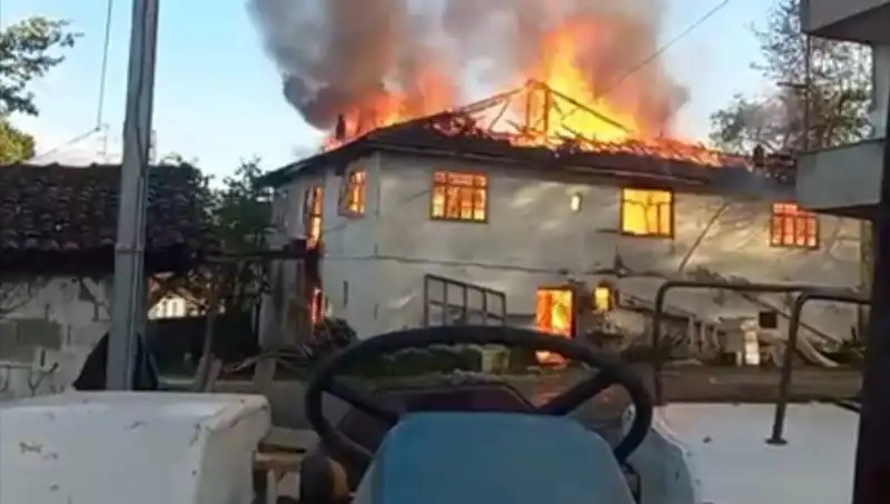 İki Katlı Evin Alev Alev Yanması: Aile Korku Dolu Anlar Yaşadı