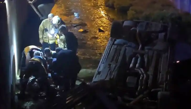 Yaralı Kişiyi İtfaiye Kurtardı, Sürücü Kaza Yerinden Kaçtı!