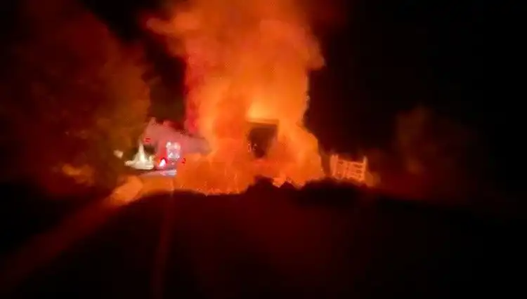 Seyir Halindeki Kamyonet Alev Alev Yandı: Korkutan Anlar Kamereye Yansıdı
