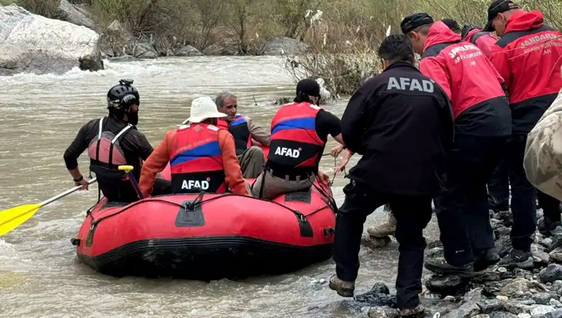 Zap Suyu Kenarında Mahsur Kalan 4 Kişinin Kurtuluşu Sevinçle Kutlandı