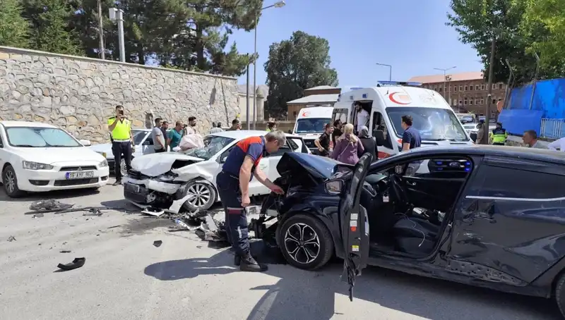 Bitlis'te İki Otomobilin Çarpışması Sonucu 10 Yaralı: Olayın Ayrıntıları