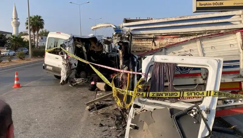 Mersin'de Tatil Yolunda Feci Kaza: 2 Kişi Hayatını Kaybetti, 10 Yaralı