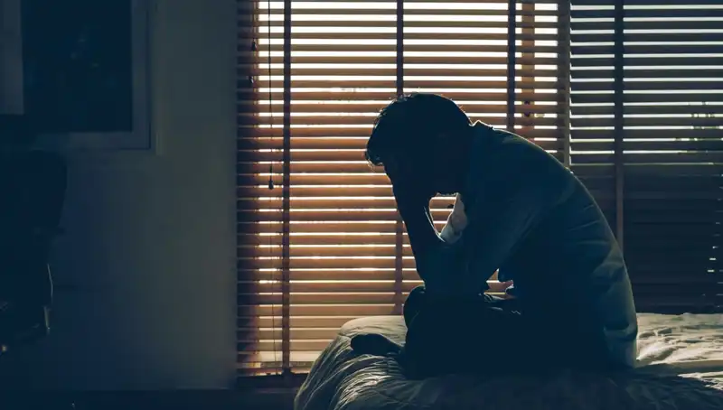 Ders Alcak: Bilim, Erkeklerin Doğduğu Aylardaki Depresyon Riskini İfşa Ediyor