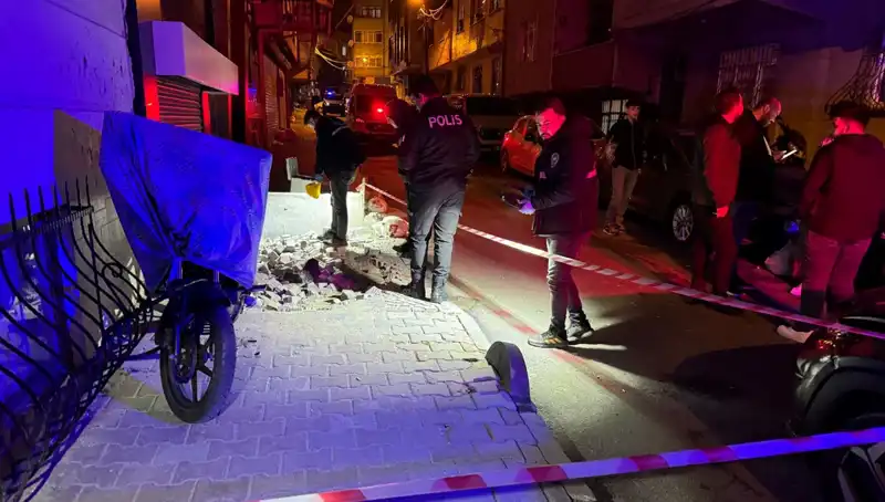 Küçükçekmece'de Plakasız Motosikletle Gerçekleşen Saldırı: Güvenlik Kameraları Kayıt Altında