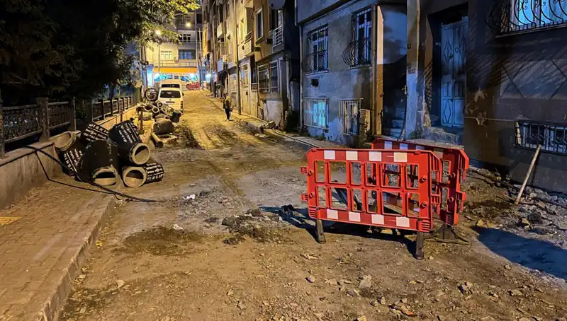 Bayrampaşa'da Altyapı Çalışmasında Şok An: Rögar Kapağı Patladı!