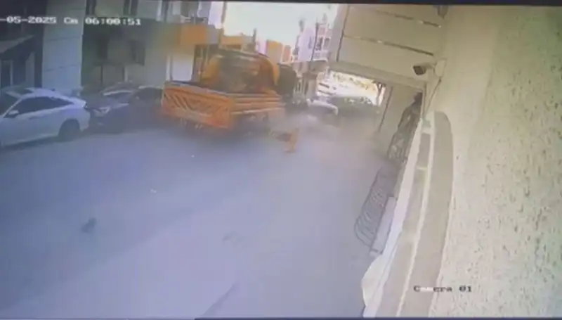 Kontrolden Çıkan Vinç Kaos Yaratırken 23 Araç Zarar Gördü