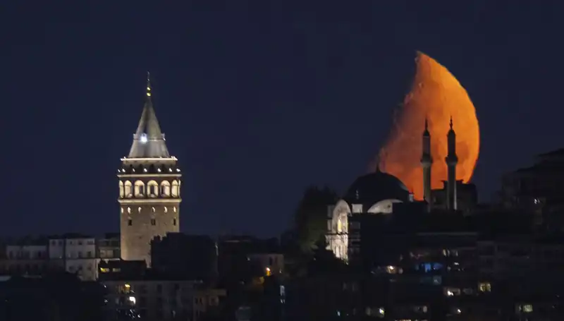 İstanbul'da Yarım Ayın Göz Kamaştıran Güzelliği Şehri Büyülüyor