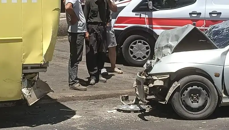 Halk Otobüsü ve Otomobil Çarpıştı: Yolda Felaket Anları!