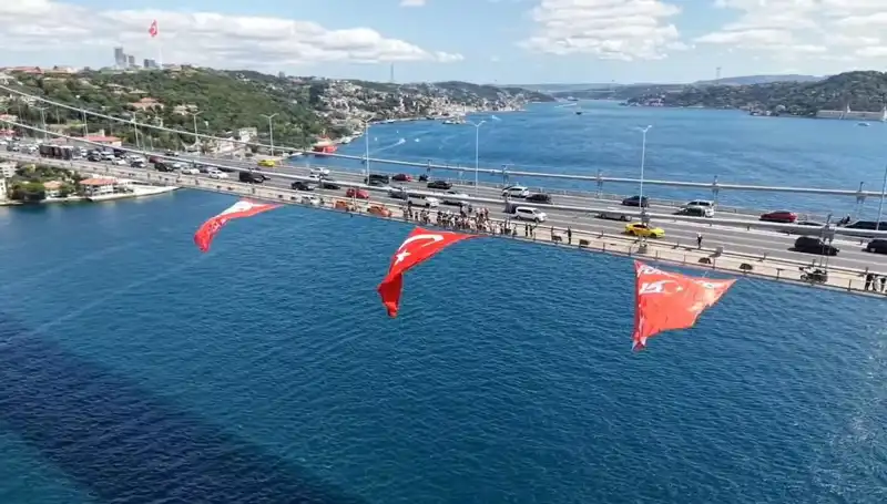 Dev Türk Bayrağı, tarihi köprüyi rengarenk sararak milli duyguları kabarttı!