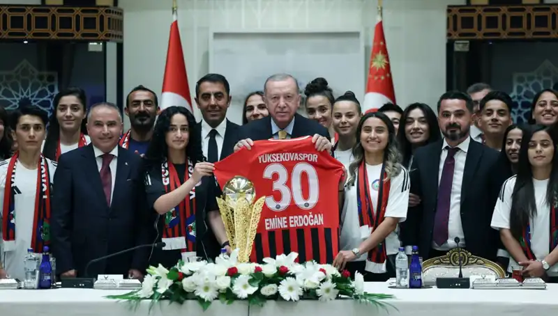 Cumhurbaşkanı Erdoğan, Yüksekovaspor Kadın Futbol Takımı ile Bir Araya Geldi