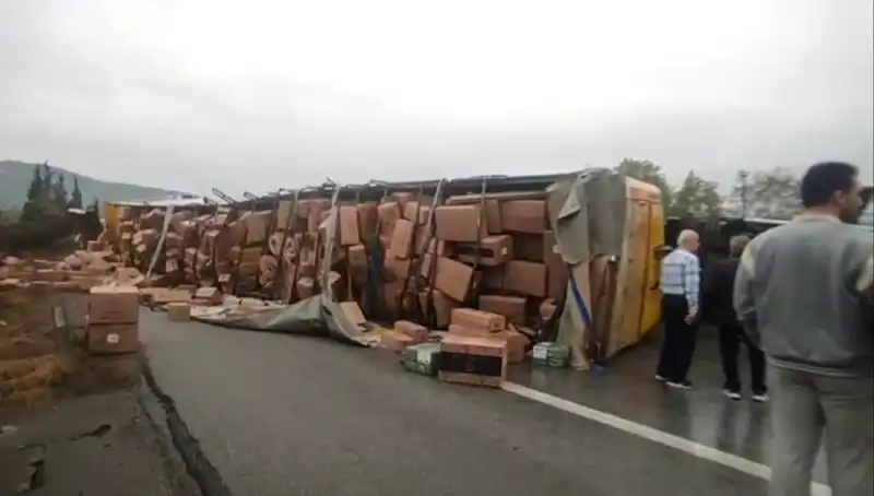 TEM Otoyolu'nda TIR Devrildi, Ankara Yönü Trafiğe Kapandı!