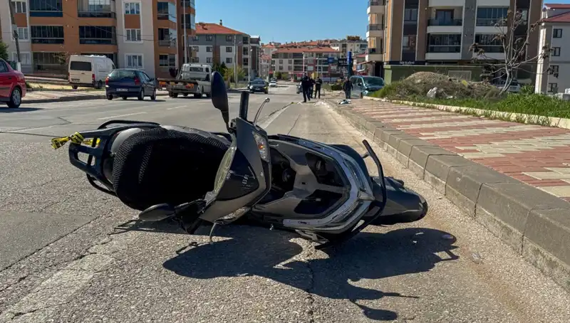 Uşak'ta Korkunç Trafik Kazası: Hafif Ticari Araç ve Motosiklet Çarpıştı