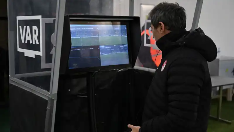 Beşiktaş-Gaziantep FK Maçında Alman VAR Hakemiyle Tarihi Anlar Yaşanıyor