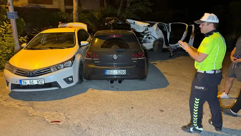 Alkollü Sürücü Sokağı Kargaşaya Sürükledi: Üç Araca Çarpıp Kaçtı!
