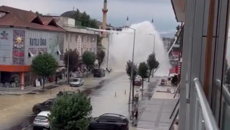 Su Hattı Patladı: Şehirde Görülmemiş Su Etrafa Fışkırdı