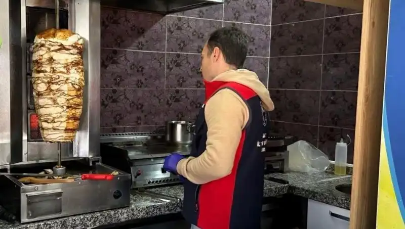 Tavuk Döner Alarmı: İşletmelere Gelen Baskınlar Ne Anlama Geliyor?