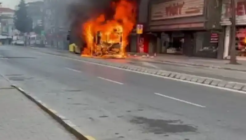 Ümraniye’de Korku Dolu Anlar: Yangın Panik Yarattı