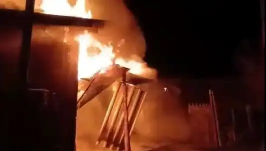 Karabük'te Korkunç Yangın: İki Ev Küle Döndü, Sebebi Henüz Belirsiz