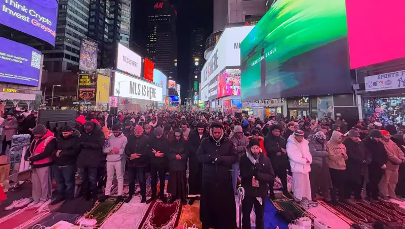 New York Times Meydanı’nda Tarihi Teravih Namazı: Bir Araya Gelen Binlerce İnsan