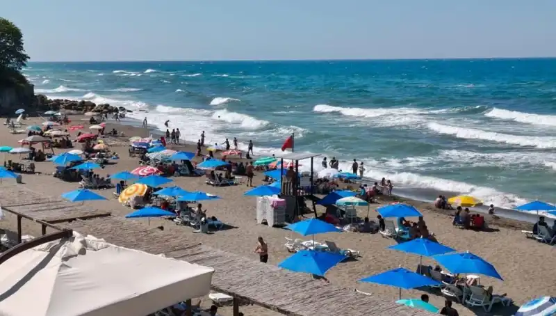 Akçakoca'da Deniz Yasağı: Tatilcilerin Planları Altüst Oldu!