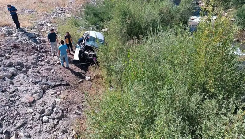 Sivas'ta Şok Kaza: Otomobil Dere Yatağına Uçtu, İki Kişi Hayatını Kaybetti