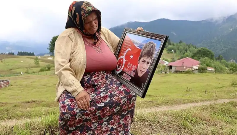 DEM Parti, Eren Bülbül’ün Annesinin Bayramını Anlamlı Bir Şekilde Kutladı