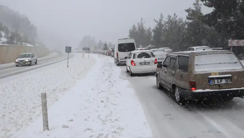 Denizli-Antalya Yolu Karla Kaplandı: Trafik Felç Oldu!