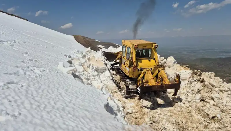 Nisan’da 2 Metreyi Aşan Karla Mücadelede Yenilikçi Yol Açma Yöntemleri