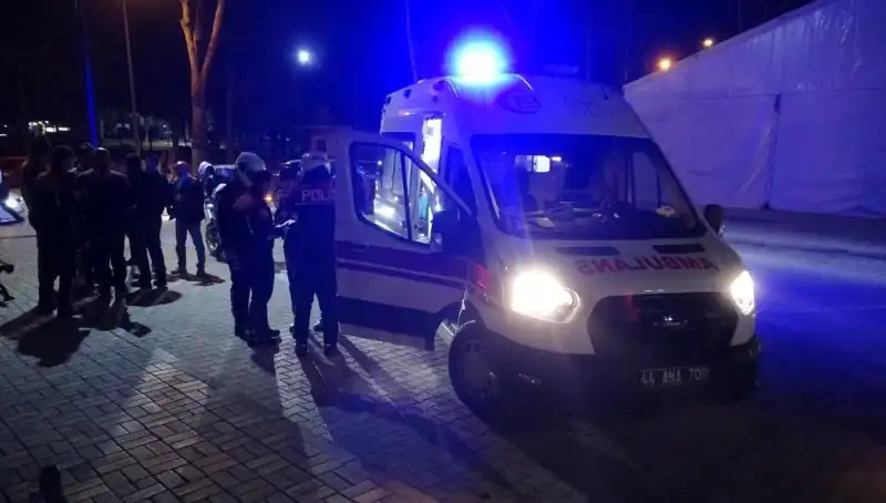 Parkta Silahlı Çatışma: İki Grupla Savaş Alanına Dönüşen Park!
