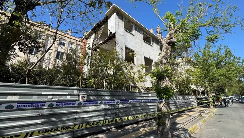 Bakırköy'de Deprem Etkisi: Metruk Bina Kısmen Çöktü, Tehlike Arttı