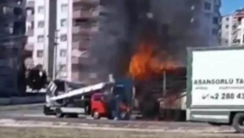 Alev Alev Yanan TIR, İki Hale Geldi: Alevlerin Dansı İzleri Bıraktı!